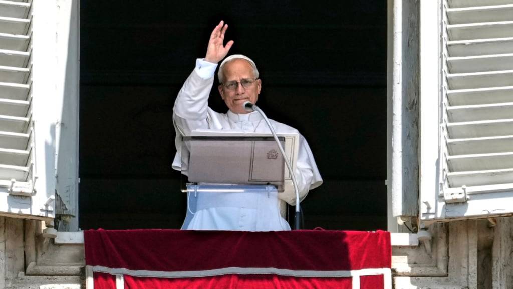 Papst Leo XIV. erscheint am Fenster seines Ateliers. Foto: Andrew Medichini/AP/dpa