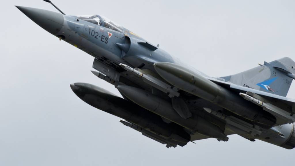 ARCHIV - Ein französischer Jet vom Typ Mirage 2000-5 fliegt am 19.03.2011 von der Heimatbasis in Dijon nach Libyen. Foto: Anthony Jeuland/dpa