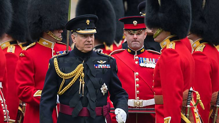 rinz Andrew (M), Herzog von York, vergibt an Regimentsmitglieder der Grenadier Guards im Windsor Castle Medaillen. Prinz Andrew war zu dem Zeitpunkt Ehrenoberst des Regiments. (Archiv)