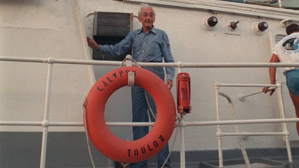 Jacques-Yves Cousteau auf seinem Schiff «Calypso», das nun wieder flott gemacht werden soll (Archiv)