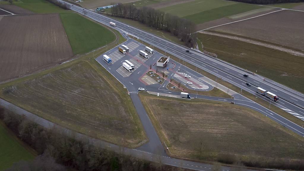 An der Autobahn A1 bei Wileroltigen soll bis im Jahr 2025 ein Transitplatz für ausländische Fahrende entstehen. (Archivbild)