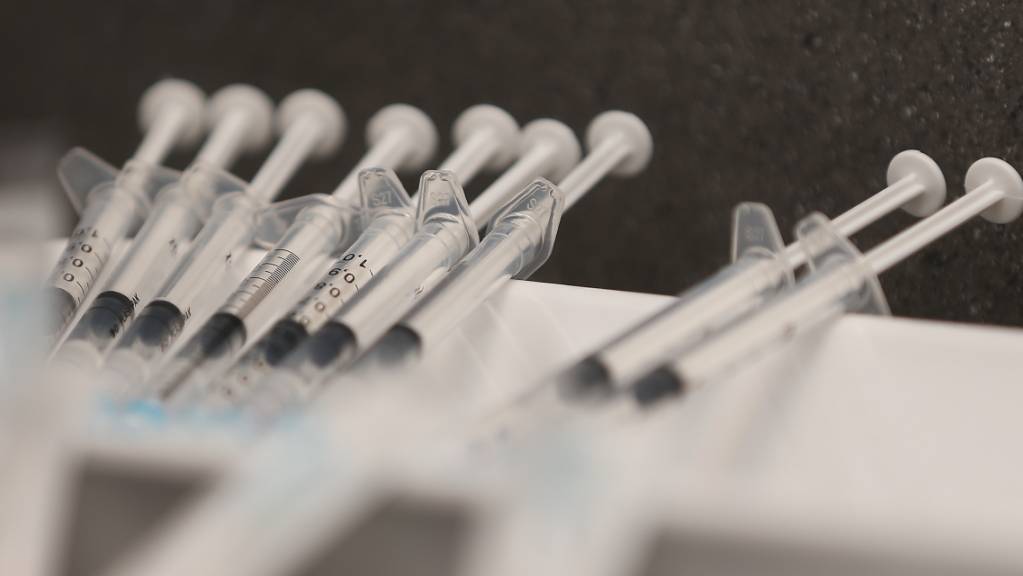 Spritzen mit dem Corona-Impfstoff Comirnaty von Biontech-Pfizer liegen bereit. Foto: David Young/dpa