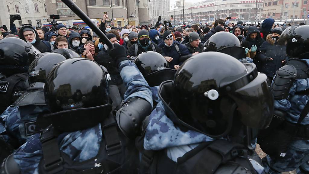 ARCHIV - Polizisten setzen bei einem Protest gegen die Inhaftierung von Kremlkritiker Nawalny gegen die Demonstranten Schlagstöcke ein.  Menschenrechtler haben in einem Bericht von Amnesty International die zunehmende Unterdrückung friedlicher Demonstrationen in Russland beklagt. Foto: Alexander Zemlianichenko/AP/dpa