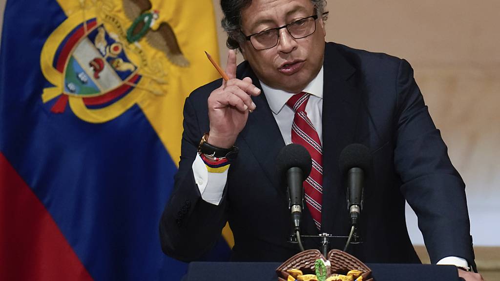 ARCHIV - Kolumbiens Präsident Gustavo Petro hält eine Rede Bogota, Kolumbien. Foto: Fernando Vergara/AP/dpa