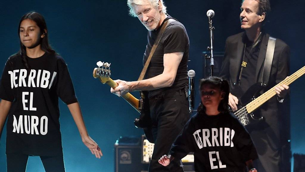 Roger Waters auf dem Desert Trip-Festival mit Kindern beim Song «Another Brick in the Wall». Die Aufschrift auf den T-Shirts, «Derribe el muro» dürfte auf Donald Trumps Forderung anspielen, an der Grenze zu Mexiko eine Mauer zu errichten.