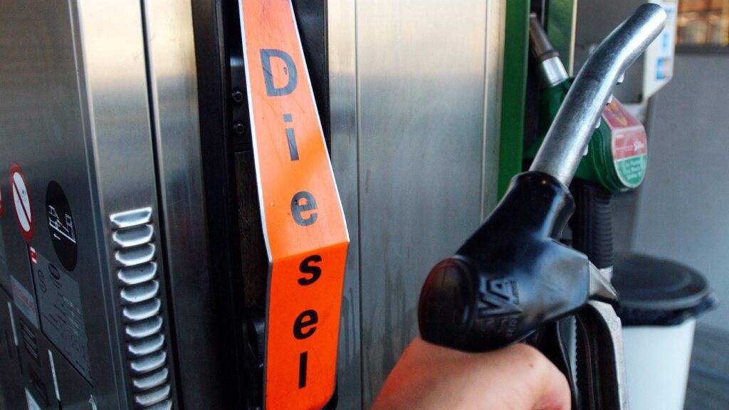 Während sich der Benzinpreis im Verlauf der letzten Tag mit 1,77 Franken pro Liter Bleifrei 95 unter der Marke von 1,80 Franken zu stabilisieren scheint, steigen die Preise für Diesel weiter. (Symbolbild)