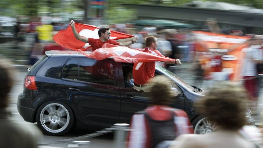 Das geht über die Toleranzgrenze hinaus: Wer eine Fahne aus dem Auto streckt, riskiert eine Anzeige (Archivbild).