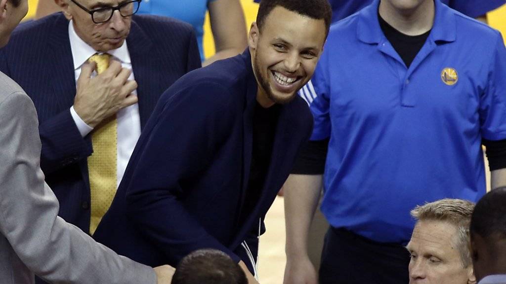 Der verletzte Star Stephen Curry freut sich über den Erfolg seiner Warriors