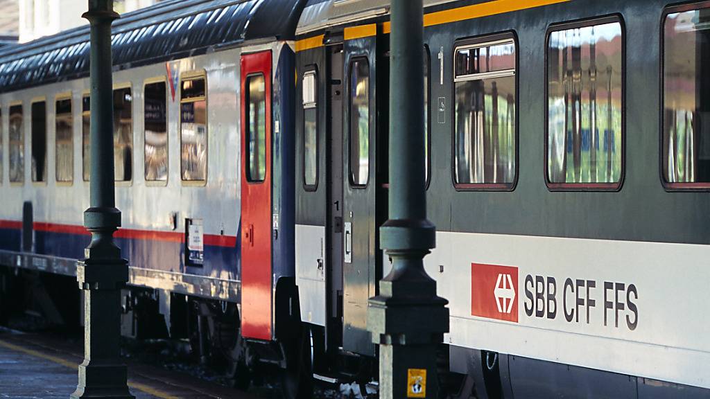 Ein Zug mit einzelnen Wagen der SBB steht am Bahnhof Domodossola (I). (Archivbild)