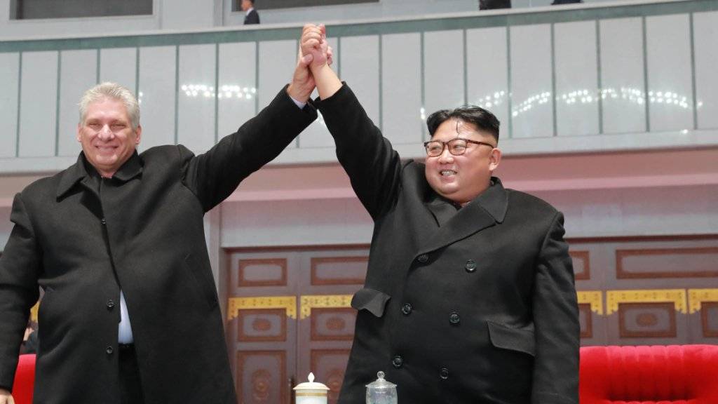 Anders als Kim Jong Un (rechts) sind sein Grossvater Kim Il Sung als Staatsgründer sowie sein Vater und Amtsvorgänger Kim Jong Il in jedem nordkoreanischen Haus allgegenwärtig. Beim Besuch des kubanischen Präsidenten Miguel Diaz-Canel (links) liess sich Un erstmals gross öffentlich porträtieren.