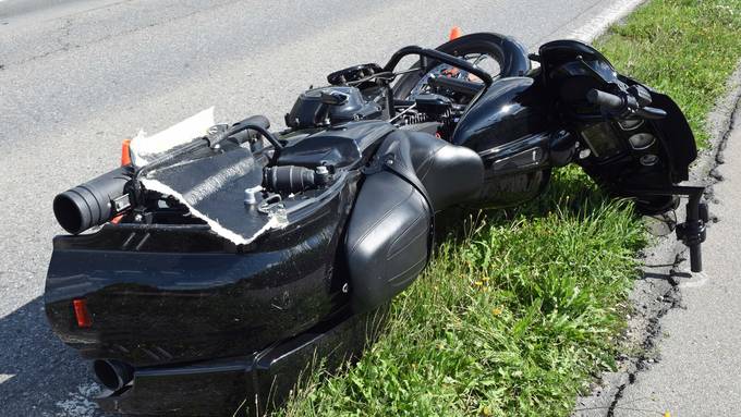 Beim Überholen gestreift: Töfffahrer muss verletzt ins Spital