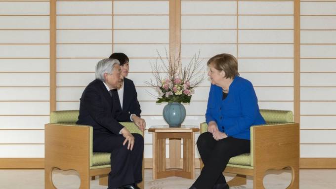 Merkel von Japans Kaiser Akihito empfangen