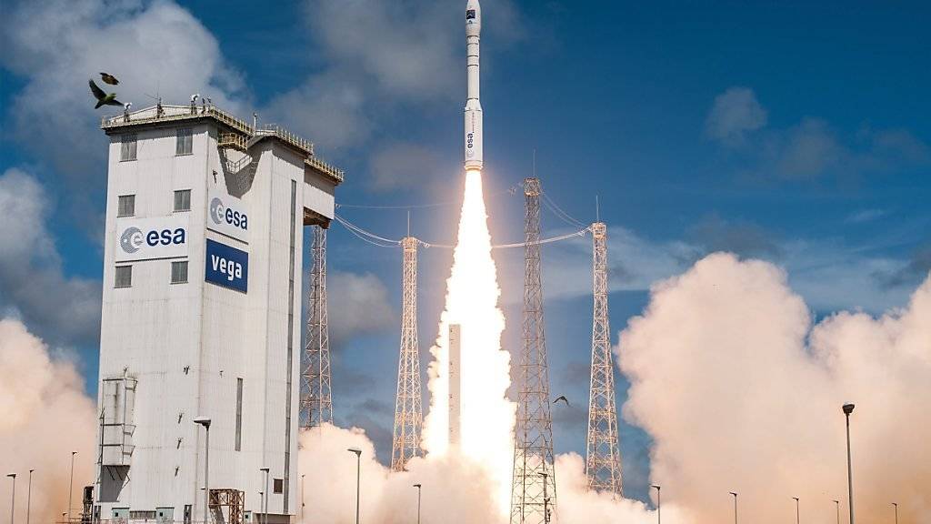 Start einer Arianespace- Trägerrakete auf dem Weltraumbahnhof Kourou in Französisch-Guayana.