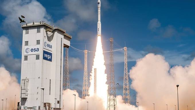 Ariane-Rakete bringt zwei Satelliten ins All