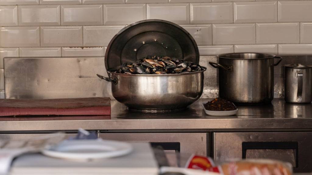 In einem türkischen Stand für Streetfood, der von den türkischen Behörden geschlossen wurde, steht noch ein Topf mit Muscheln. Foto: Ahmed Deeb/dpa