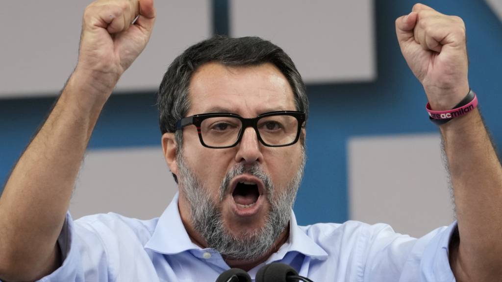 ARCHIV - Der italienische Infrastrukturminister und Vorsitzende der italienischen Rechtspartei Lega, Matteo Salvini, spricht auf der Jahresversammlung der Lega in Pontida, nördlich von Mailand. Foto: Antonio Calanni/AP/dpa (Archivbild)