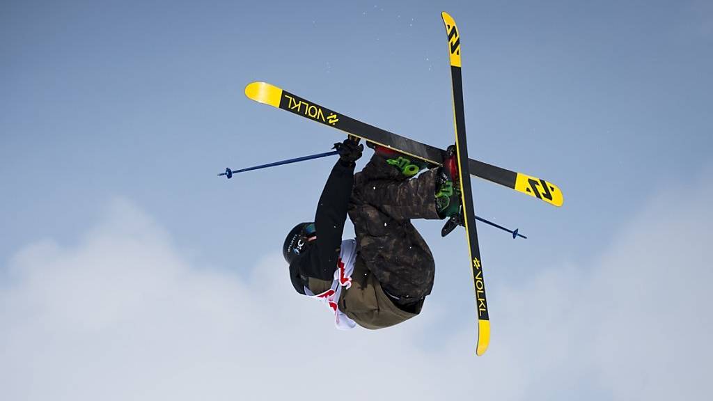 Andri Ragettli fliegt über den Engadiner Gipfeln