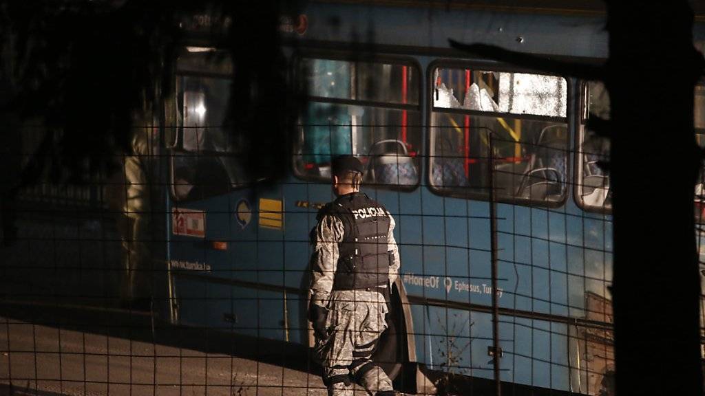 Ein Mann erschoss in Sarajevo zwei Soldaten und beschoss auch einen Bus.