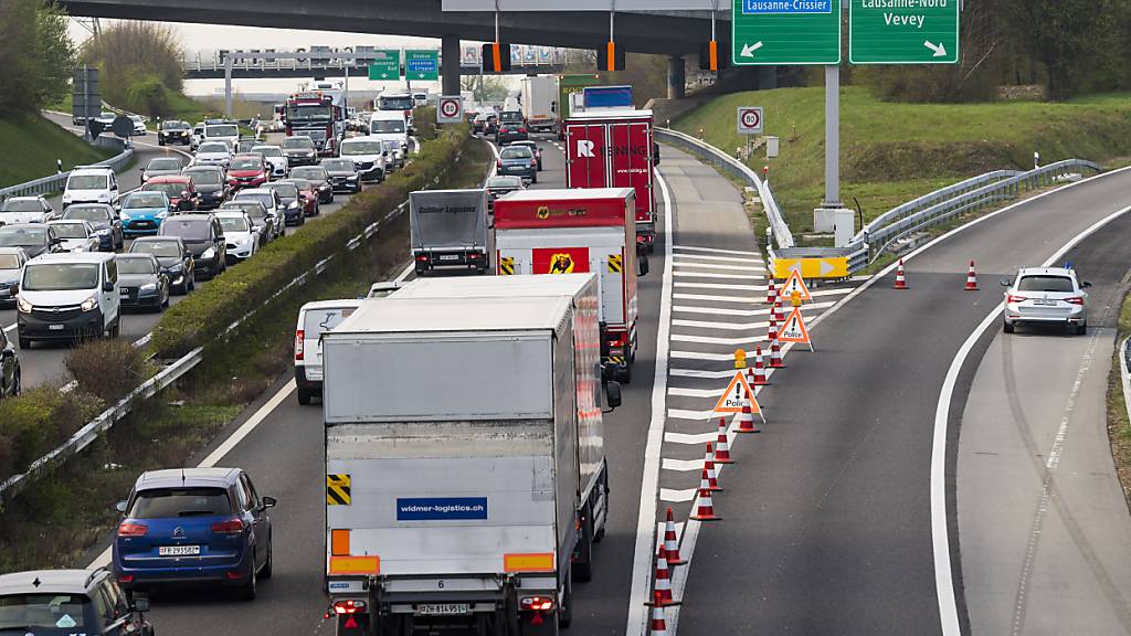 Der Zuspruch zum Autobahnausbau schwindet, je näher die Abstimmung rückt - in der SRG-Umfrage fällt er gar durch. Am stärksten ist die Zustimmung bei der FDP und der SVP nahestehenden Personen, am schwächsten bei Grünen- und SP-Anhängern. Männer sind deutlich stärker für einen Ausbau. (Archivbild)