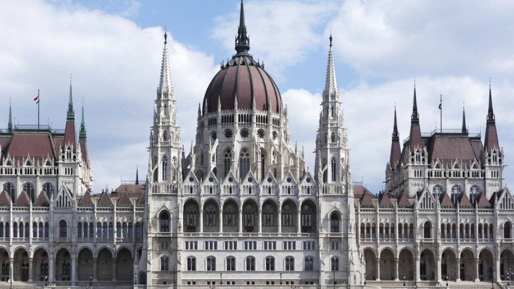 Das Parlamentsgebäude von Ungarn in Budapest an der Donau.