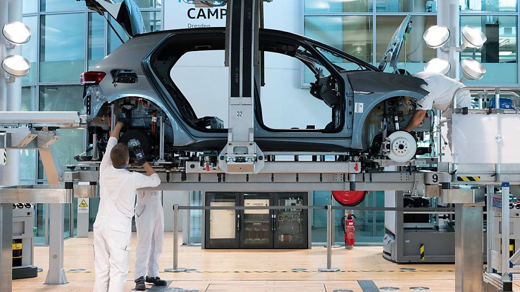 VW-E-Auto im Bau: Ob der Umstieg auf die Elektromobilität in Europa ein Erfolg wird, steht derzeit auf der Kippe. (Archivbild)