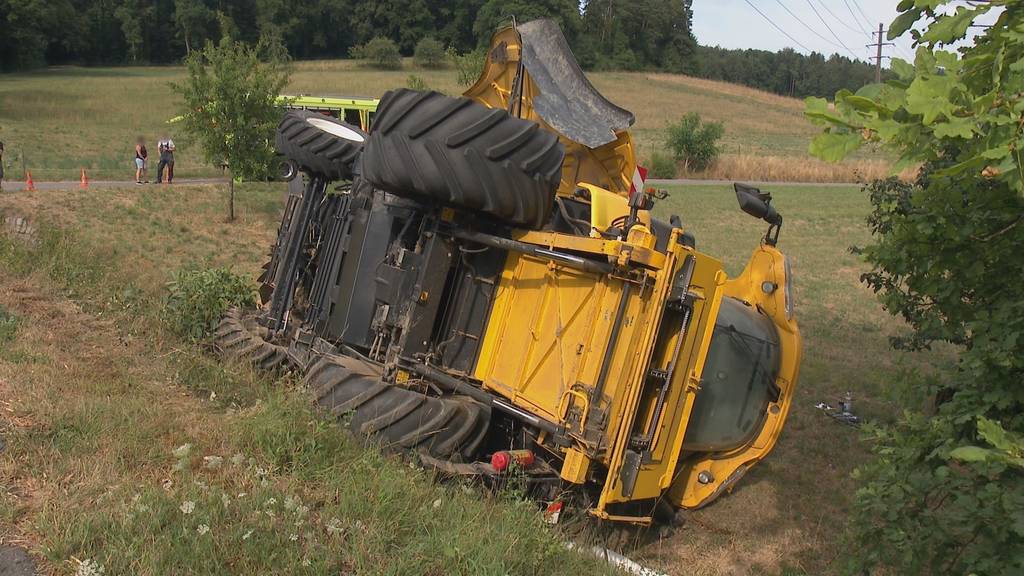 14-Tonnen-Mähdrescher kommt von Strasse ab und kippt um
