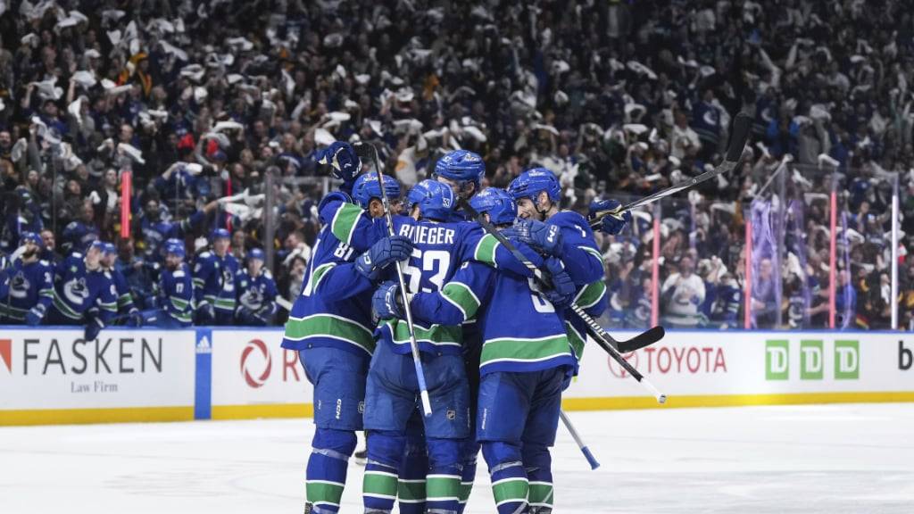 Die Spieler der Vancouver Canucks feiern den Erfolg zum Playoff-Auftakt