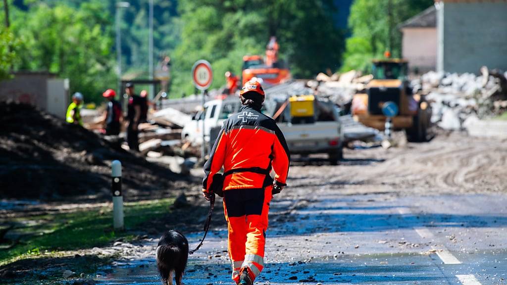 Die Aufräumarbeiten nach den Unwetterschäden im Misox begannen am Samstagmorgen. (KEYSTONE/Ti-Press/Samuel Golay)