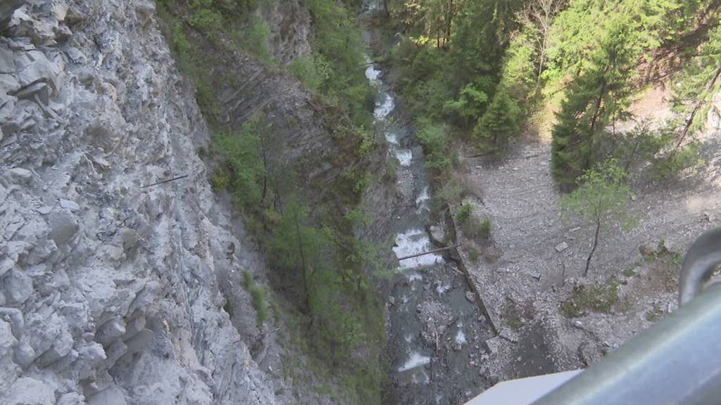 Aargauer Sprengmeister lässt im Graubünden eine Brücke in die Luft fliegen