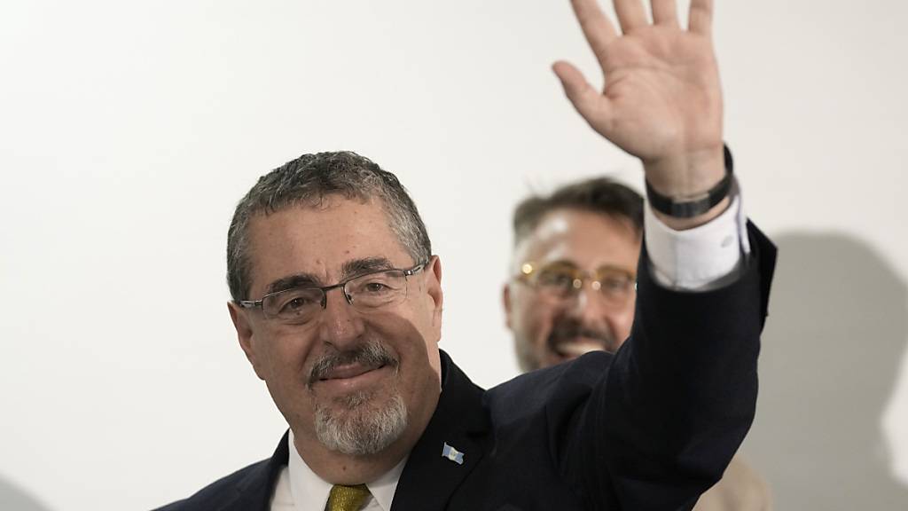 Präsidentschaftskandidat Bernardo Arévalo winkt, nachdem die vorläufigen Ergebnisse ihn zum Sieger der Stichwahl erklärt haben. Foto: Moises Castillo/AP