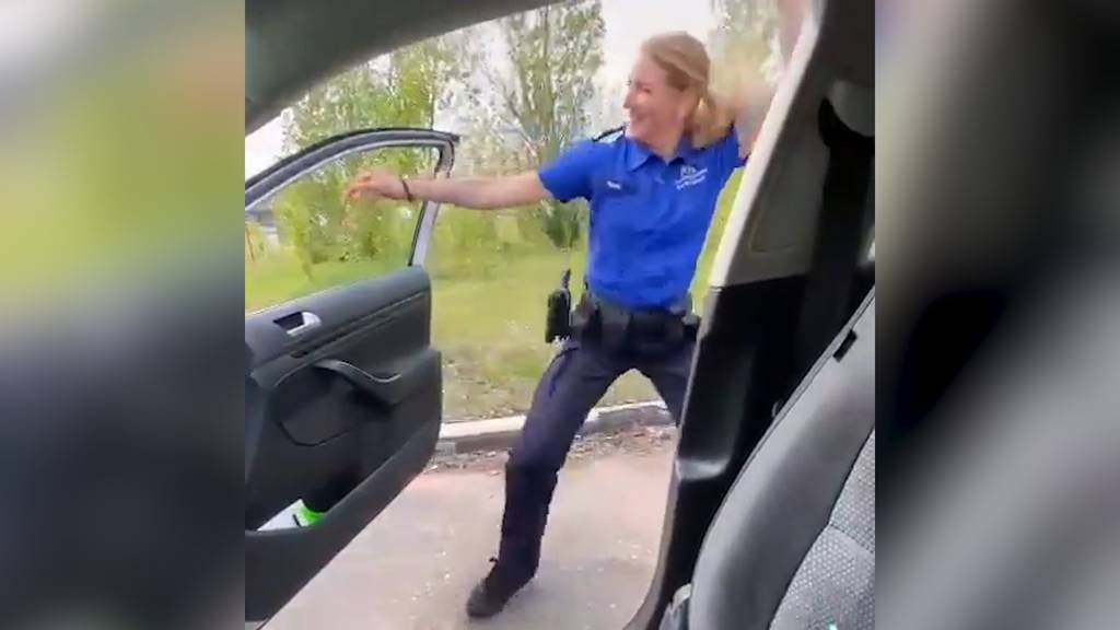 Basler Polizistin tanzt zu viralem Hit