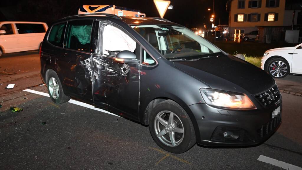 Die Autofahrerin kollidierte beim Linksabbiegen mit einem entgegenkommenden Motorrad.