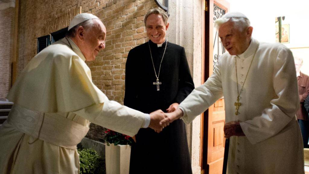 Papst Benedikt XVI. (rechts) bekommt kurz vor seinem 90. Geburtstag hohen Besuch. (Archivbild mit Privatsekretär Georg Gänswein in der Mitte und Papst Franziskus links)