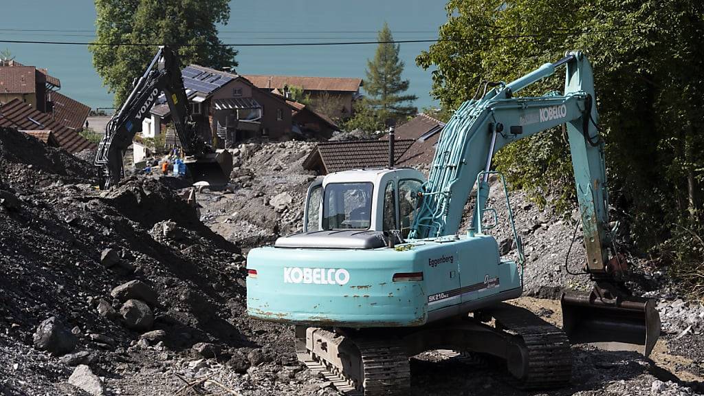 Bagger fressen sich durch die Schutthalden entlang des Brienzer Mühlebachs.