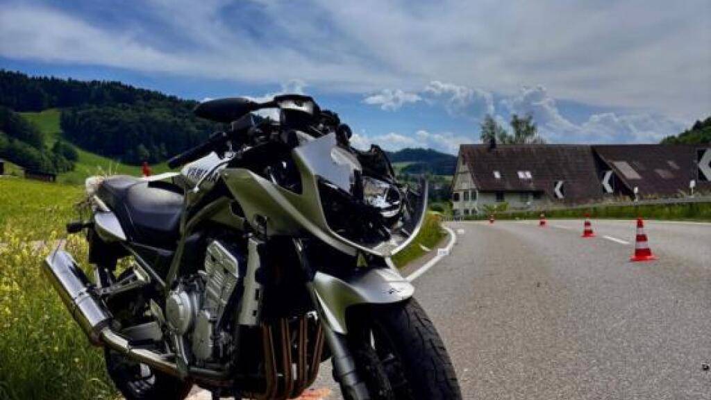 Bei einem Selbstunfall hat sich am Sonntagnachmittag in Bäretswil ein Motorradfahrer schwer verletzt.