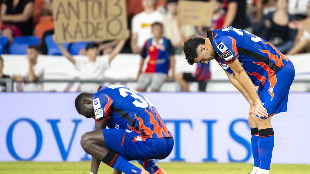 Wieder hängende Köpfe beim FC Basel: Jonas Adjetey und Leon Avdullahu nach dem Match gegen Lugano