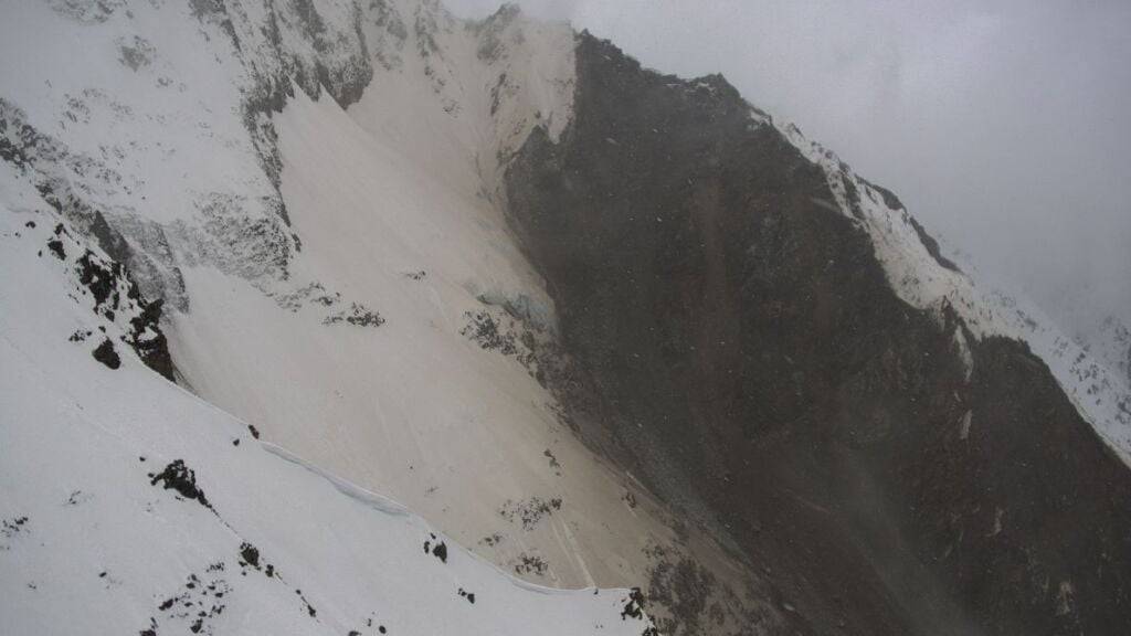 Bis Donnerstagabend sind zwei Drittel des akut instabilen Material am kleinen Nesthorn im Lötschental abgebrochen.