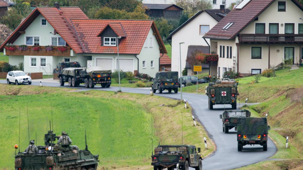 ARCHIV - Militärfahrzeuge der US-Armee fahren durch den Ort Kleinfalz nahe dem Truppenübungsplatz Grafenwöhr in Bayern. Foto: Armin Weigel/dpa/Archiv