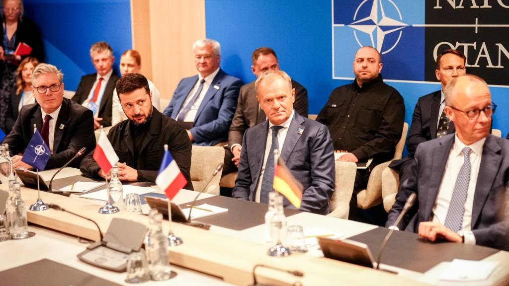 ARCHIV - Keir Starmer (l-r), Premierminister von Großbritannien, Wolodymyr Selenskyj, Präsident der Ukraine, Donald Tusk, Ministerpräsident von Polen, und Bundeskanzler Friedrich Merz (CDU) kommen beim sogenannten E5-Treffen am Rande des Nato-Gipfels zusammen. Foto: Kay Nietfeld/dpa