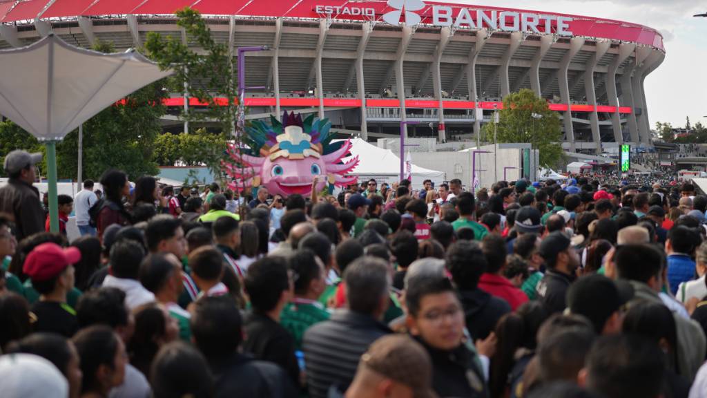 Die Fans stehen bei der Wiedereröffnung des Aztekenstadions Schlange