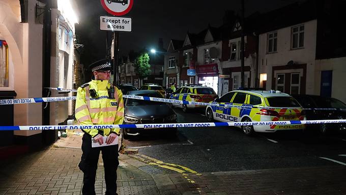 Toter bei Messerangriff in London – Täter auf der Flucht