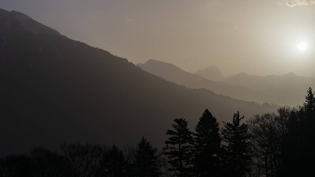 Sahara-Staub trübt den Himmel über St. Margrethenberg SG.