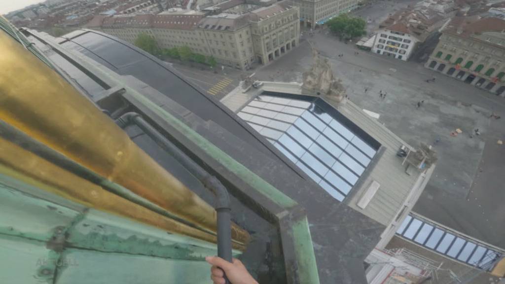 Lebensgefährlich und illegal: Hier klettert ein Berner auf das Bundeshaus