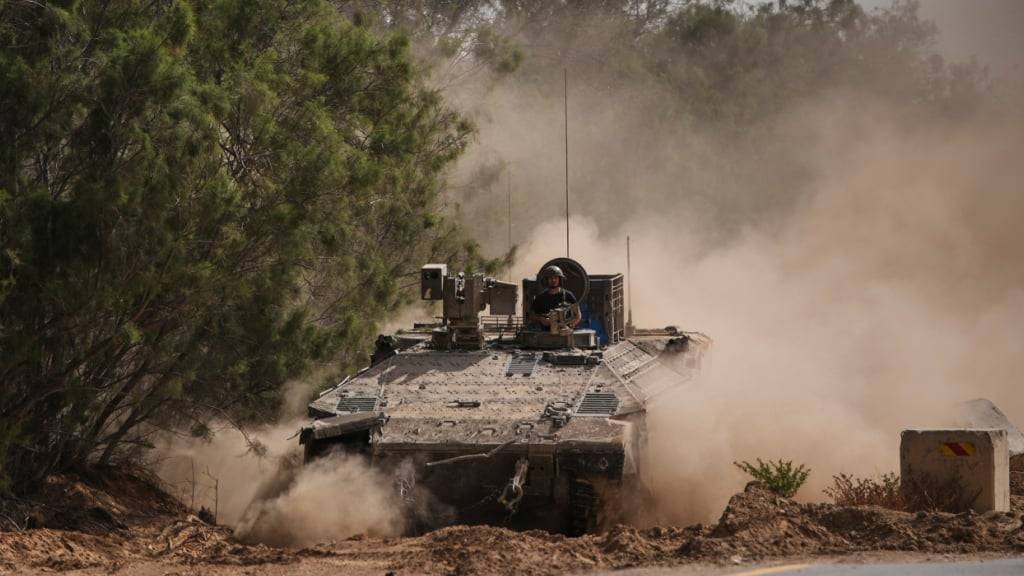 Israelische Streitkräfte bewegen sich mit Panzern entlang der Grenze zum Gazastreifen im Süden Israels. Foto: Ohad Zwigenberg/AP/dpa