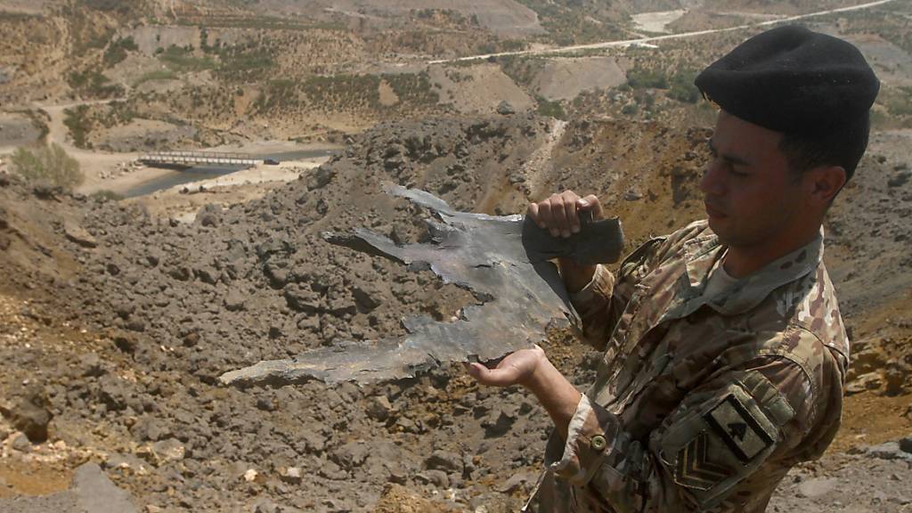 Ein Soldat der libanesischen Armee zeigt einen Teil einer israelischen Rakete, die bei einem Luftangriff auf das Ackerland im Südlibanon abgeschossen wurde. Foto: Mohammed Zaatari/AP/dpa Foto: Mohammed Zaatari/AP/dpa