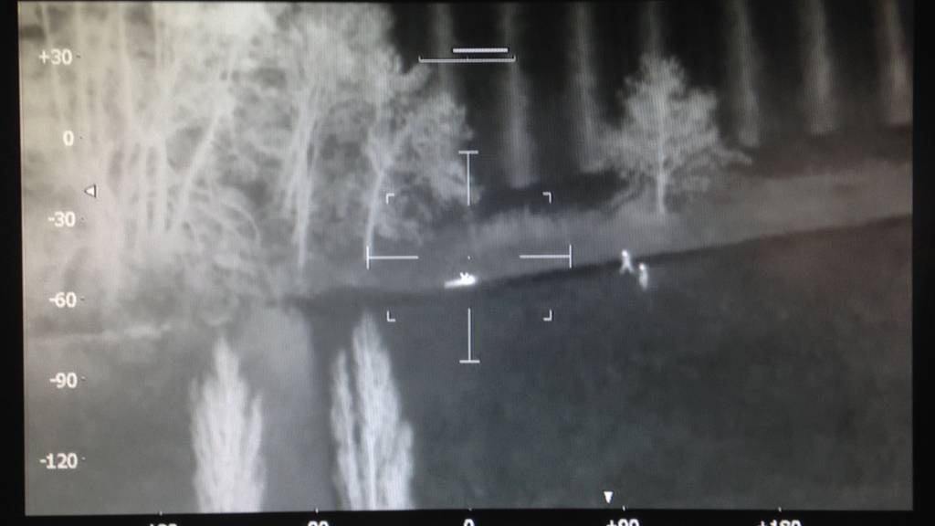 Die Grenzwächter machten aus einem Helikopter Aufnahmen mit einer Wärmebildkamera.