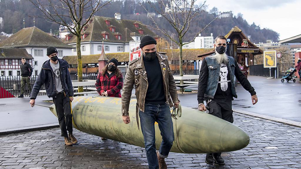 Luzerner Gastronomen, hier mit einer tickenden Gastro-Bombe, demonstrieren gegen die Schliessung der Restaurants.