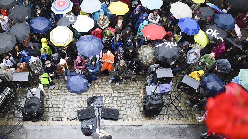 Schon am Mittwoch, als der britische Singer/Songwriter Passenger auf dem Berner Münsterplatz einen Vorgeschmack aufs Gurtenfestival gab (Bild), war's nasskalt. Das setzte sich am Donnerstag auf dem Berner Hausberg fort. Die Meteorologen versprechen ab Freitag Besserung.