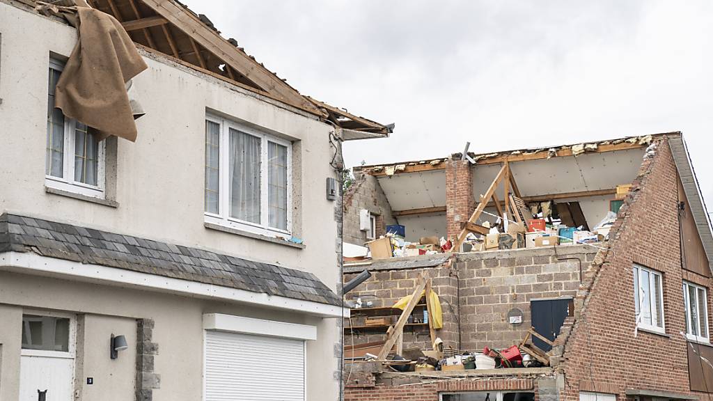 Zwei Häuser sind von einem Tornado abgedeckt worden. Foto: Anthony Dehez/BELGA/dpa