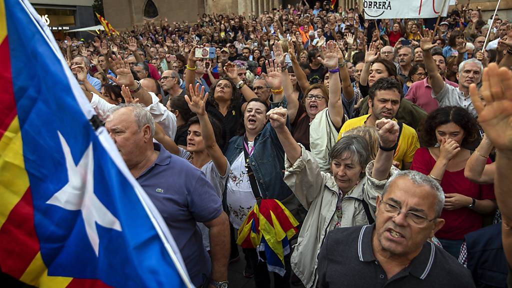 ARCHIV - Demonstranten rufen politische Parolen und wehen katalanische Fahnen bei einem Protest gegen die Festnahme von neuen katalanischen Aktivisten im Herbst 2019. Die Regierungsbildung in der Region bleibt auch anderthalb Jahre später schwierig. Foto: Emilio Morenatti/AP/dpa
